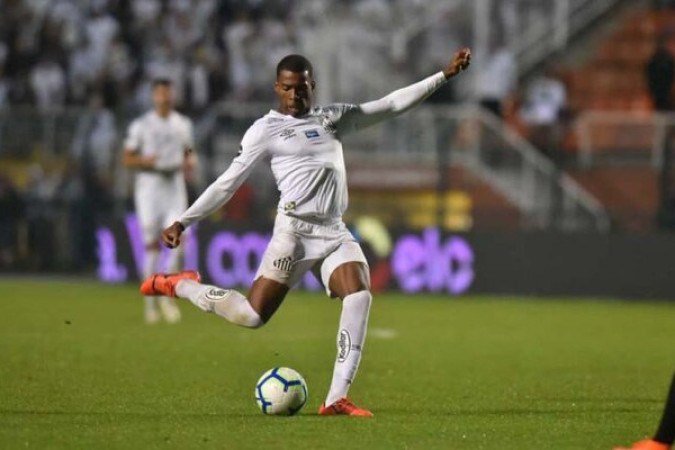 JEAN LUCAS - Importante elo de ligação da defesa ao ataque, faltou jogar mais próximo dos atacantes. Quando buscou a tabela com Soteldo, o Peixe chegou bem ao gol adversário. Esperava-se mais dele - NOTA 6,5 - Foto: Ivan Storti/Santos