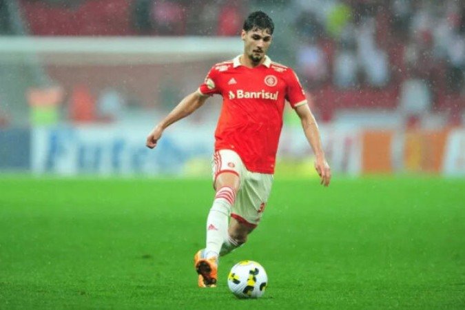 JOHNNY - Marcou corretamente e ainda foi importante para a saída de bola - Nota 6,5 - Foto: Ricardo Duarte / SC Internacional