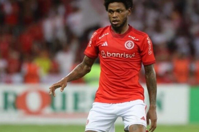 LUIZ ADRIANO - Entrou no lugar de  Valencia. Teve atuação muito apagada, com erros de passes e pouca marcação - Nota 5,0 - Foto: Ricardo Duarte / Internacional