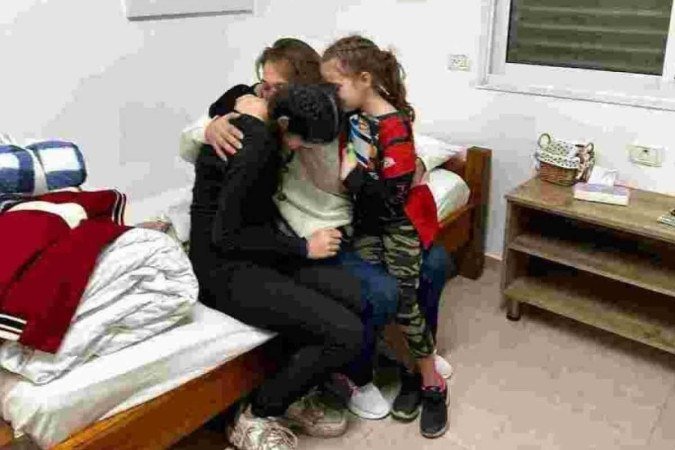 Maayan Zin no primeiro abraço com as filhas Dafna e Ela, na base militar de Hazerim - (crédito: Álbum de família) Maayan Zin no primeiro abraço com as filhas Dafna e Ela, na base militar de Hazerim - (crédito: Álbum de família)