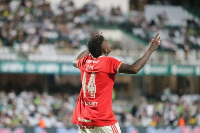 VITÃO - Fez mais uma boa partida. No entanto, saiu lesionado ainda no primeiro tempo - Nota 6,0 - Foto: Ricardo Duarte / SC Internacional