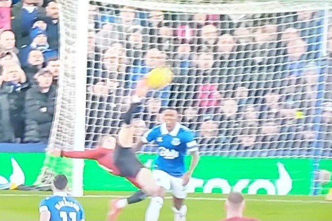 Garnacho pega na veia o cruzamento de Rashford e faz um dos gols de bicicleta mais fantásticos dos últimos anos -  (crédito: Foto: Reprodução de vídeo ESPN)