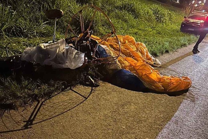O paramotor caiu no Incra 6, na Zona Rural de Brazlândia - (crédito: Material cedido ao Correio) O paramotor caiu no Incra 6, na Zona Rural de Brazlândia - (crédito: Material cedido ao Correio)