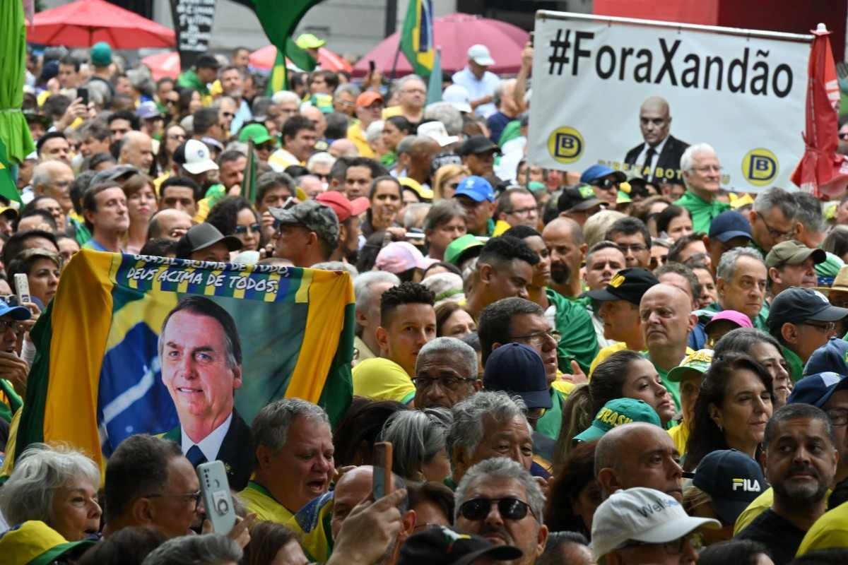 Sem Bolsonaro, ato na Paulista tem gritos contra Lula e STF