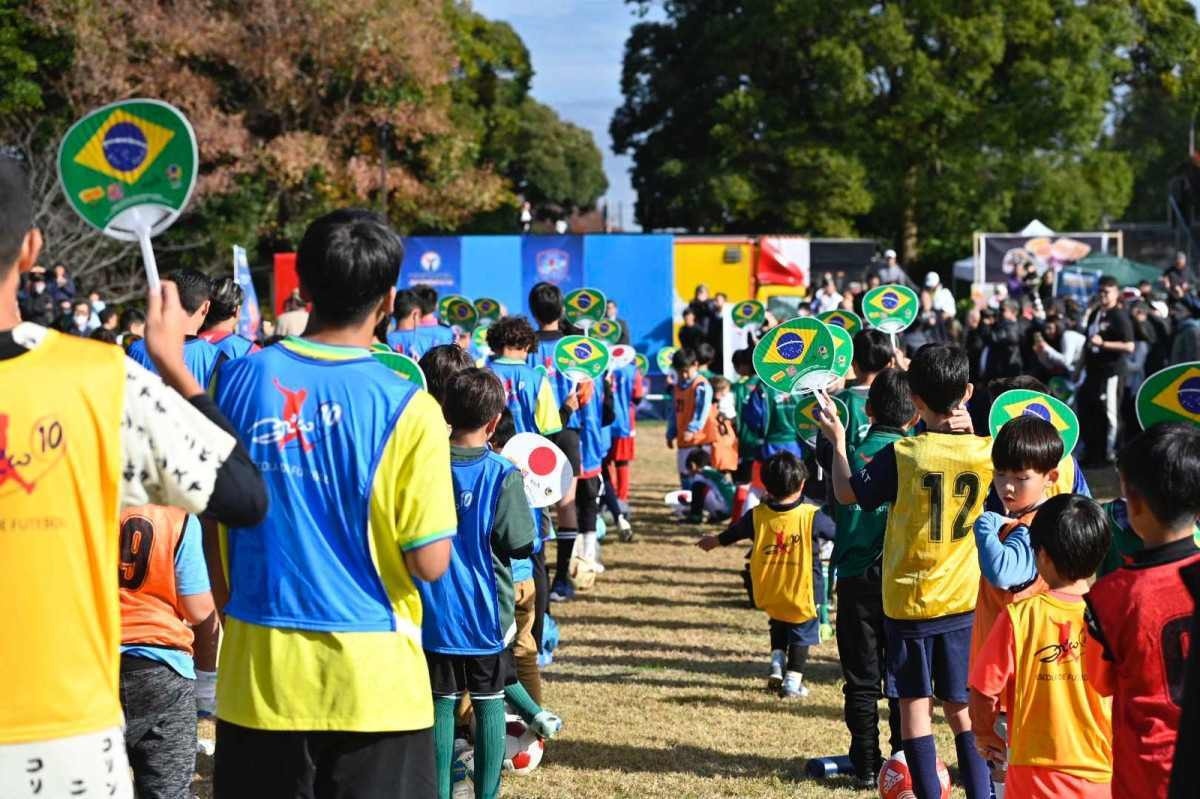 Zico inaugura terceira escola de futebol no Japão