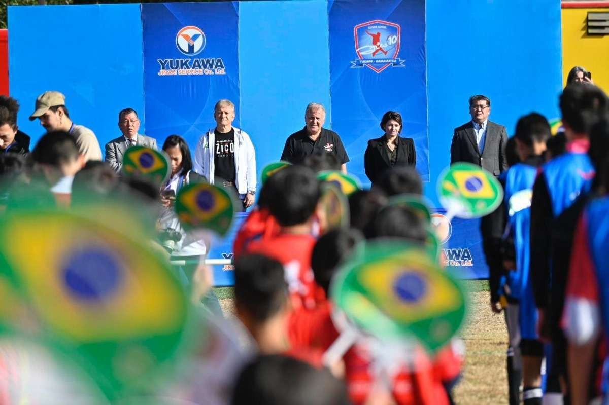 Zico inaugura terceira escola de futebol no Japão