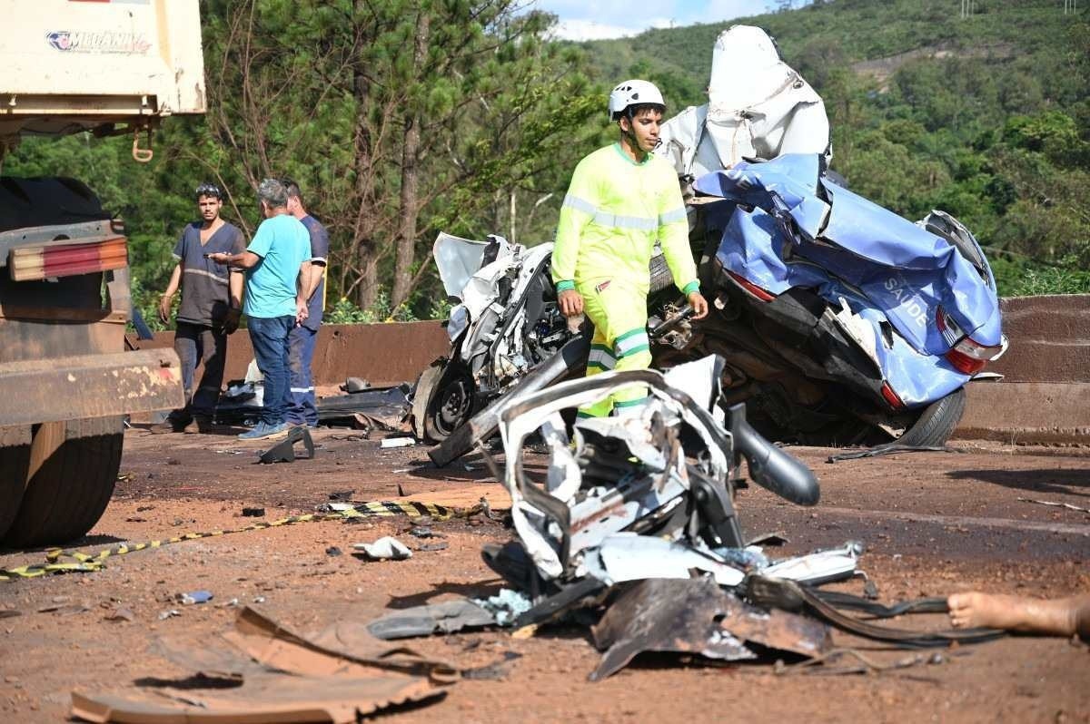 Carreta prensa carros e mata seis em Minas Gerais 