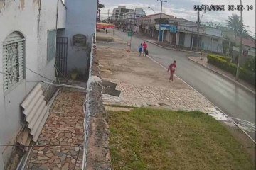 Menino desaparecido é visto caminhando em direção oposta à escola.  -  (crédito: Material cedido ao Correio)