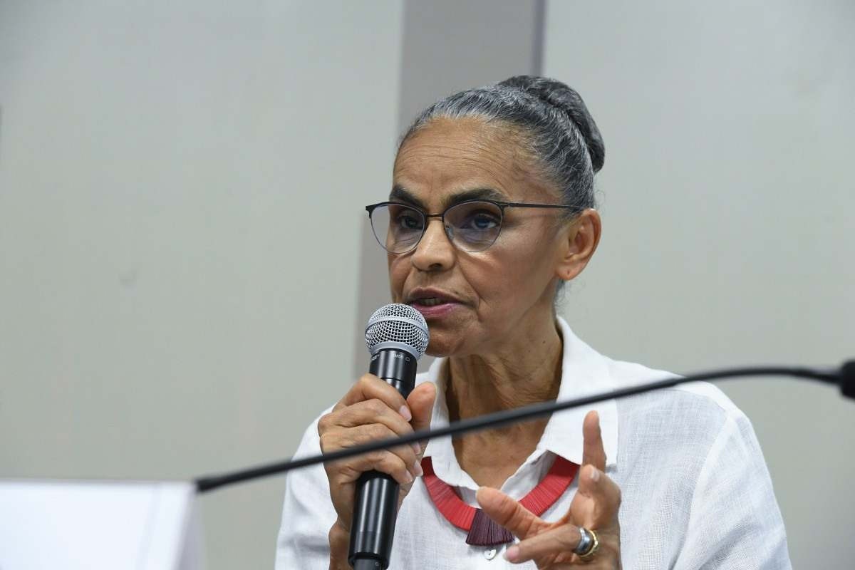 Marina Silva defende fim da dependência de combustíveis fósseis 