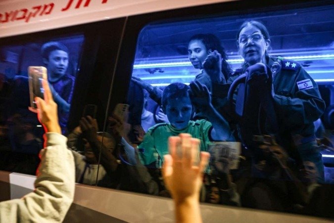 Reféns libertados pelo Hamas Gal e Tal Almog-Goldstein em um ônibus que os transporta para uma base militar em Ofakim, no sul de Israel - (crédito: Menahem KAHANA / AFP) Reféns libertados pelo Hamas Gal e Tal Almog-Goldstein em um ônibus que os transporta para uma base militar em Ofakim, no sul de Israel - (crédito: Menahem KAHANA / AFP)