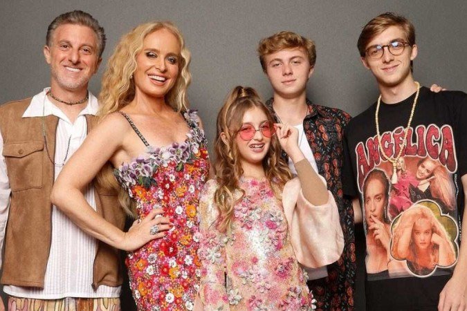 Angélica, Luciano Huck e os três filhos do casal, Joaquim, Benício e Eva vestidos no tema da festa da apresentadora - (crédito: Reprodução Instagram) Angélica, Luciano Huck e os três filhos do casal, Joaquim, Benício e Eva vestidos no tema da festa da apresentadora - (crédito: Reprodução Instagram)
