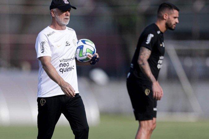 Mano Menezes deve manter esquema com três zagueiros -  (crédito: Foto: Rodrigo Coca/Ag. Corinthians)