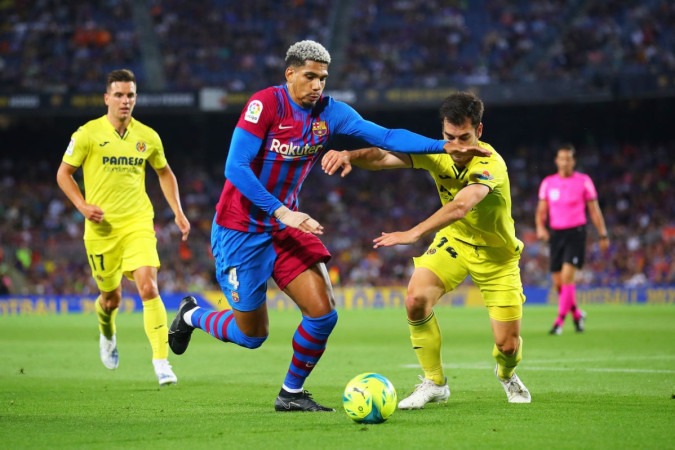 Ronald Araujo dá combate na investida de Manu Trigueros, do Villareal  -  (crédito: Foto: Eric Alonso/Getty Images)