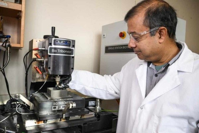 O professor da WSU Amit Bandyopadhyay fez exames de verificação do desgaste da solução tecnológica
- (crédito: Washington State University) O professor da WSU Amit Bandyopadhyay fez exames de verificação do desgaste da solução tecnológica
- (crédito: Washington State University)