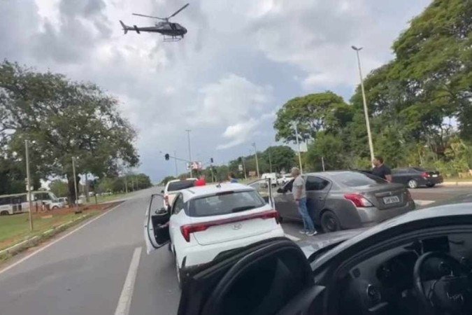 A dupla faz parte de uma organização criminosa especialista em roubos de relógios de luxo do Distrito Federal
- (crédito: PCDF)
A dupla faz parte de uma organização criminosa especialista em roubos de relógios de luxo do Distrito Federal
- (crédito: PCDF)