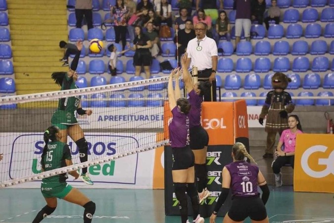 Brasil vence quarto jogo no vôlei feminino sem perder nenhum set