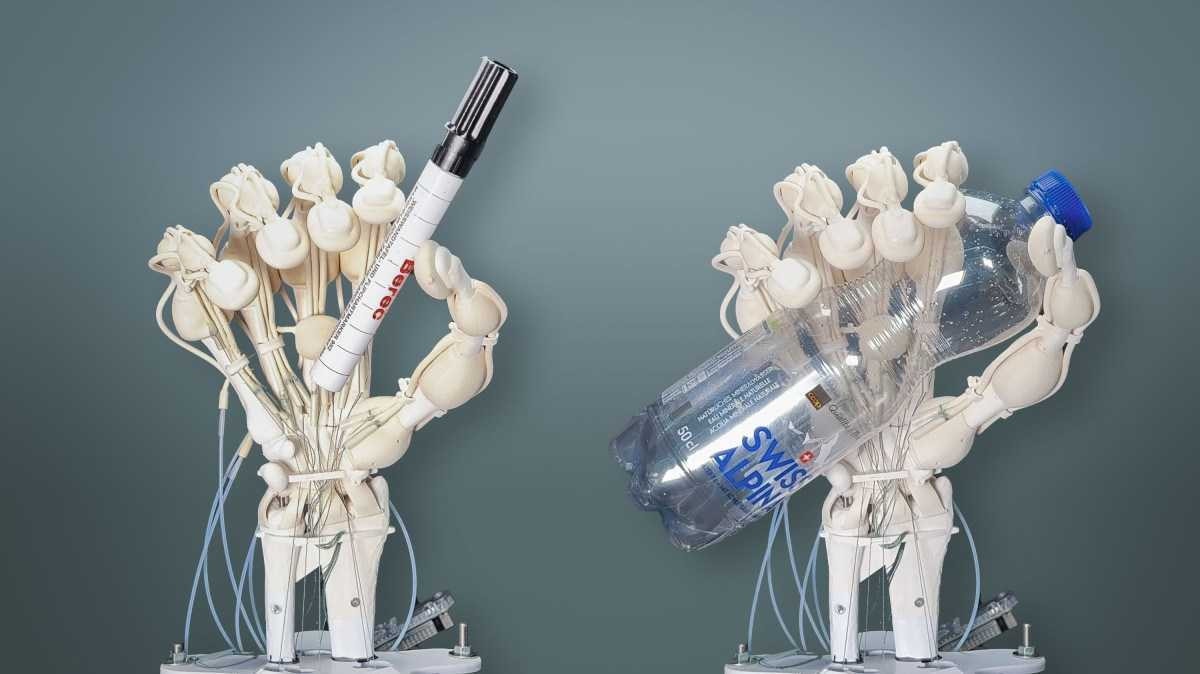 Mão robótica com ossos, ligamentos e tendões de alta precisão