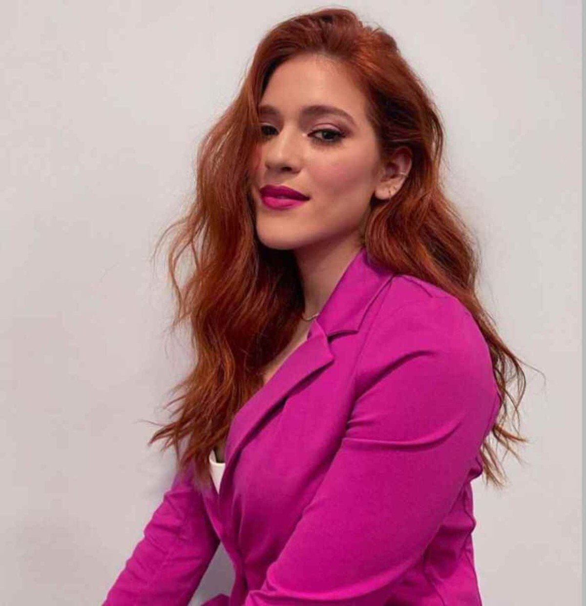 A apresentadora Ana Clara combinou a boca pink com o blazer 
