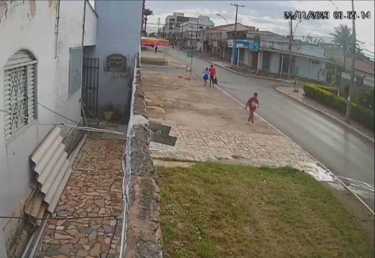 Câmera grava menino desaparecido caminhando na direção oposta à escola