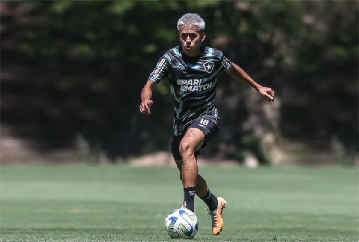 Segovinha apaga fotos em redes sociais; jogador vive momento conturbado no Botafogo