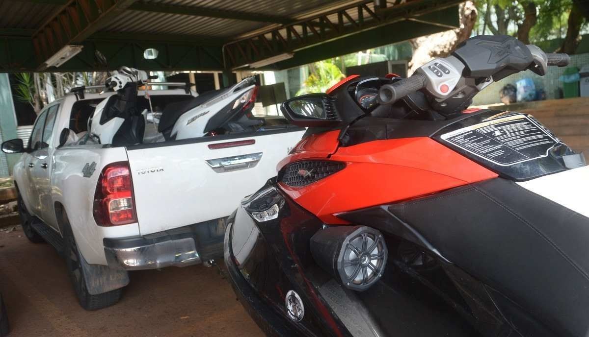 Os investigadores efetuaram quatro prisões em flagrante por porte de arma de fogo, apreenderam porções de maconha, uma balança de precisão, cinco armas de fogo, duas Hilux, uma moto, um jet-ski e mais de R$ 36 mil 28/11/2023 Credito: Ed Alves/CB/DA.Press. Cidades. Operação Shot Caller - Coletiva de Imprensa com os delegados Leonardo de Castro Cardoso e Jorge Teixeira. Armas, fachada da Decor e bens apreendidos.