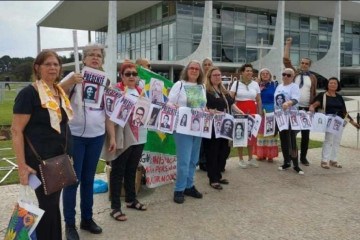 Familiares de mortos e desaparecidos pela ditadura protestam em frente ao Planalto pela volta de comissão, extinta pelo governo Bolsonaro -  (crédito: Arquivo pessoal)