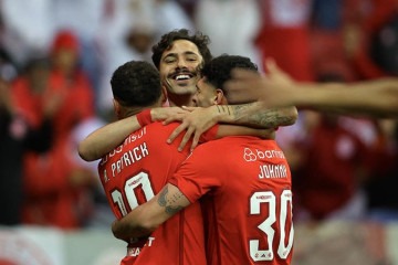  Internacional's midfielder Mauricio (C) celebrates with teammates after scoring during the Copa Libertadores group stage second leg football match between Brazil's Internacional and Colombia's Independiente Medellin at the Beira-Rio stadium in Porto Alegre, Brazil, on June 28, 2023. (Photo by SILVIO AVILA / AFP) (Photo by SILVIO AVILA/AFP via Getty Images)
     -  (crédito:  AFP via Getty Images)