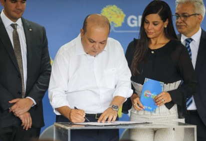 Ibaneis assinou o termo de cooperação na manhã desta terça-feira (28/11) -  (crédito: Joel Rodrigues/Agência Brasília)