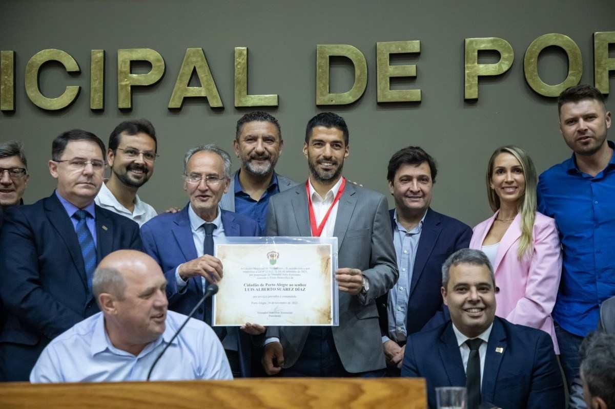 Suárez recebe honraria em Porto Alegre e discursa em tom de despedida