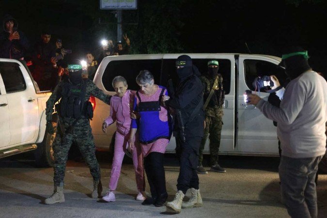 Extremistas do Hamas e da Jihad Islâmica acompanham as reféns Ada Agi, 75 anos, e Tamar Metzger, 78, durante a libertação: 53 dias no cativeiro - (crédito: AFP) Extremistas do Hamas e da Jihad Islâmica acompanham as reféns Ada Agi, 75 anos, e Tamar Metzger, 78, durante a libertação: 53 dias no cativeiro - (crédito: AFP)