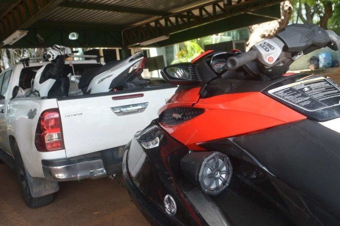 Os investigadores efetuaram quatro prisões em flagrante por porte de arma de fogo, apreenderam porções de maconha, uma balança de precisão, cinco armas de fogo, duas Hilux, uma moto, um jet-ski e mais de R$ 36 mil