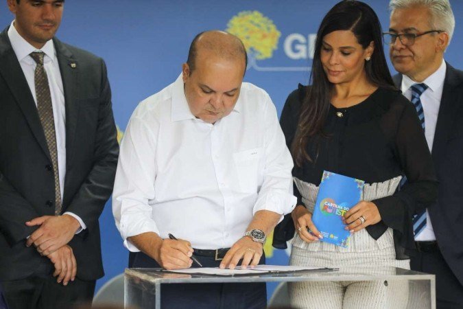 Ibaneis assinou o termo de cooperação na manhã desta terça-feira (28/11) -  (crédito: Joel Rodrigues/Agência Brasília)