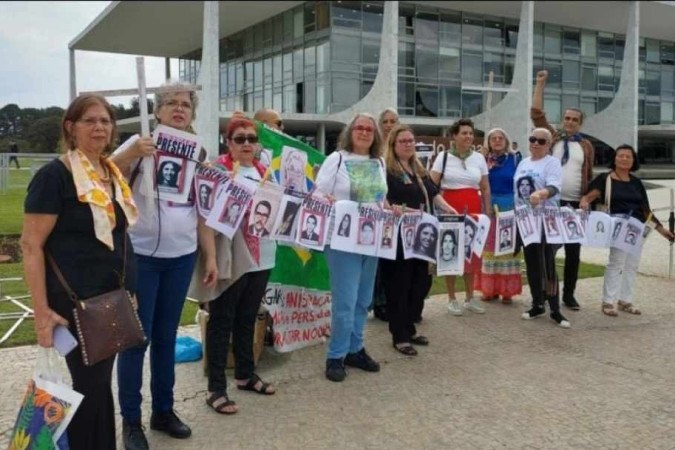 Familiares de mortos e desaparecidos pela ditadura protestam em frente ao Planalto pela volta de comissão, extinta pelo governo Bolsonaro -  (crédito: Arquivo pessoal)