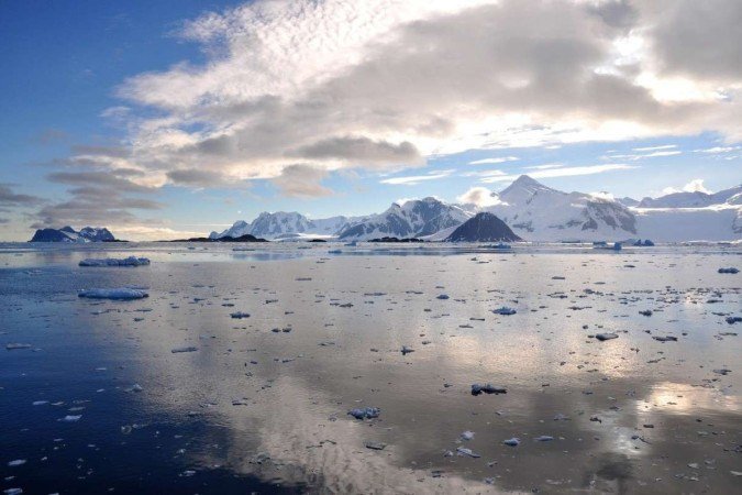A costa montanhosa e glacial da Península Antártida
- (crédito: Anna Hogg/Divulgação ) A costa montanhosa e glacial da Península Antártida
- (crédito: Anna Hogg/Divulgação )