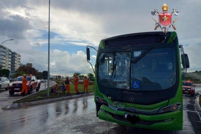 Três ônibus colidem na Asa Norte e deixam cinco pessoas feridas - (crédito: CBMDF) Três ônibus colidem na Asa Norte e deixam cinco pessoas feridas - (crédito: CBMDF)