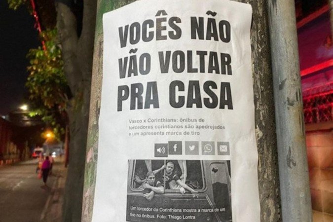 Vascaínos ameaçam corintianos com cartazes em São Januário -  (crédito: Jogada10)