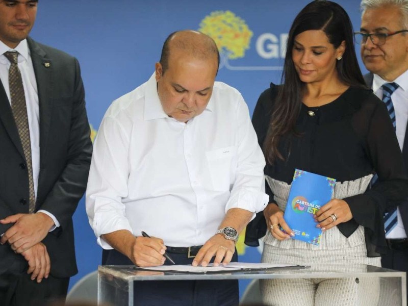 Ibaneis assinou o termo de cooperação na manhã desta terça-feira (28/11) -  (crédito: Joel Rodrigues/Agência Brasília)