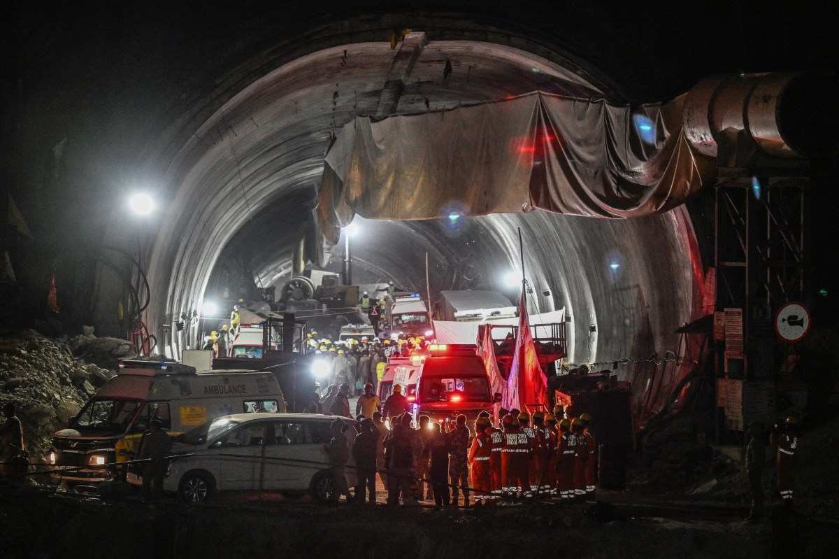 Equipes resgatam os 41 trabalhadores presos em túnel da Índia há 17 dias