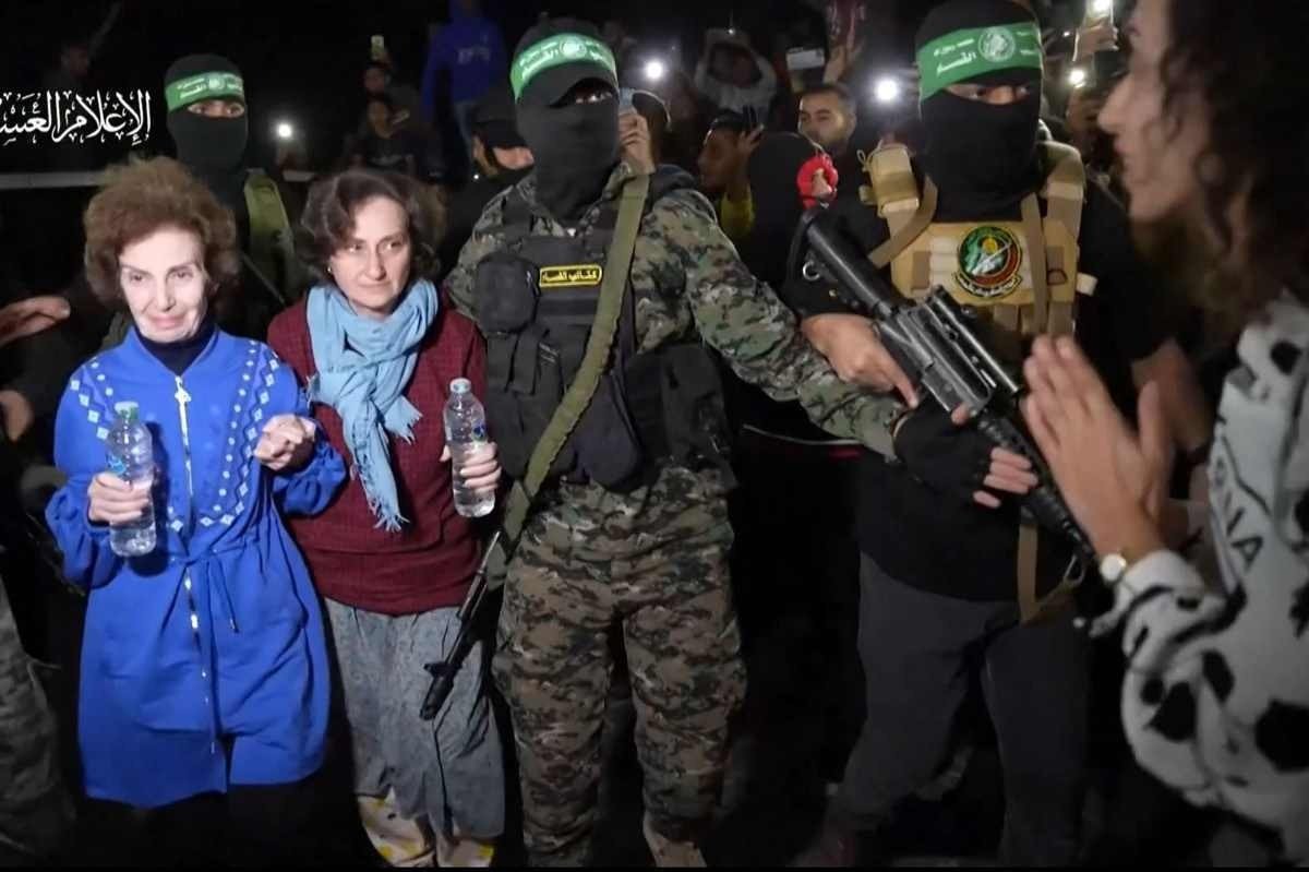 Imagem de v&iacute;deo mostra extremistas do Hamas entregando &agrave; Cruz Vermelha as ref&eacute;ns israelo-russas Yelena Trupanob e sua m&atilde;e, Irena Tati