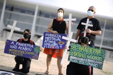 Protesto na Praça dos Três Poderes em memória dos mortos pela covid-19 no Brasil. -  (crédito: Pedro França/Agência Senado)