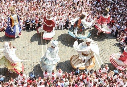 Se tem algo que desperta a curiosidade de muitos é a diversidade de costumes ao redor do mundo. -  (crédito: San Fermin Pamplona - Navarra em Unsplash)
