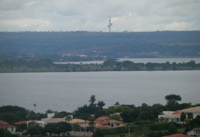 Uma história curiosa chamou a atenção dos moradores que vivem próximo ao Lago Paranoá, em Brasília. -  (crédito: wikimedia commons Josue Marinho)