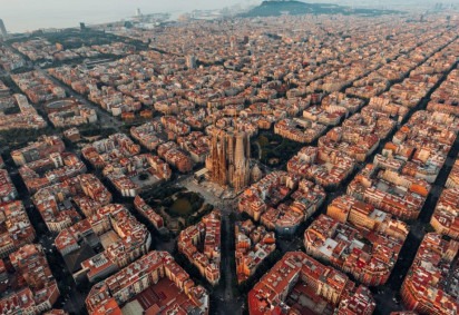 A cidade de Barcelona consegue combinar de forma harmoniosa o clima mediterrâneo com a história e a arquitetura, despertando a curiosidade de milhares de turistas. Descubra as maravilhas dessa impressionante cidade catalã.   -  (crédito: Logan Armstrong Unsplash)