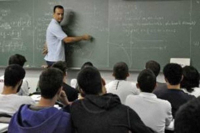 Fernando Cores, professor da turma de IME - ITA, do Colégio Pódion na 712 Norte. - (crédito: André Violatti/Esp.CB/D.A Press) Fernando Cores, professor da turma de IME - ITA, do Colégio Pódion na 712 Norte. - (crédito: André Violatti/Esp.CB/D.A Press)