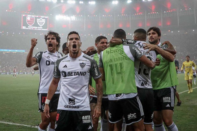 Atlético-MG bate o Flamengo e cola no líder a duas rodadas do fim do Brasileirão - (crédito: Jogada10) Atlético-MG bate o Flamengo e cola no líder a duas rodadas do fim do Brasileirão - (crédito: Jogada10)