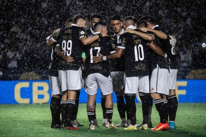 Medel diz que Vasco precisa ‘melhorar muito’ para ficar na Série A -  (crédito: Jogada10)