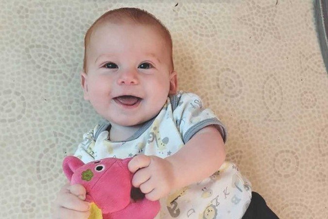Kfar Bibas, 10 meses; o irmão de 4 anos e a mãe teriam sido mortos em bombardeio
- (crédito: Reprodução) Kfar Bibas, 10 meses; o irmão de 4 anos e a mãe teriam sido mortos em bombardeio
- (crédito: Reprodução)