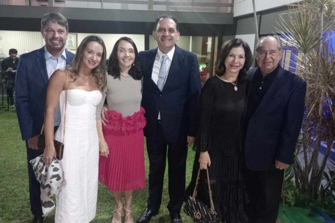Ministro Reynaldo Soares da Fonseca (centro) recebe amigos em comemoração de aniversário - (crédito: Divulgação ) Ministro Reynaldo Soares da Fonseca (centro) recebe amigos em comemoração de aniversário - (crédito: Divulgação )
