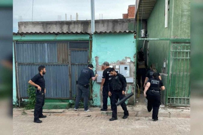 Policiais cumprem mandados contra organização criminosa que furtava e vendia iPhones - (crédito: PCDF) Policiais cumprem mandados contra organização criminosa que furtava e vendia iPhones - (crédito: PCDF)