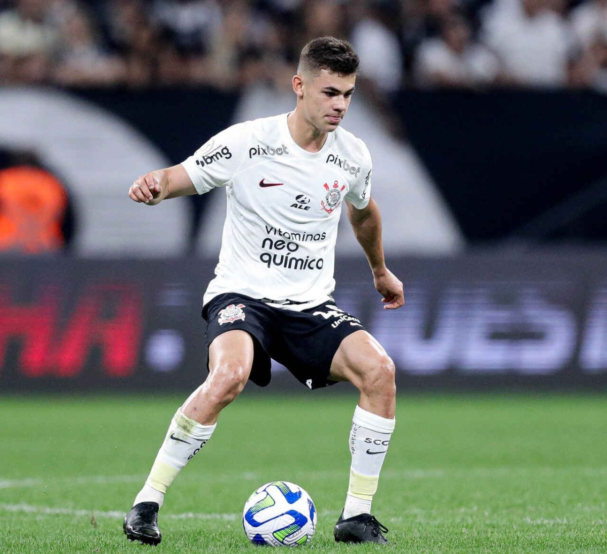 Moscardo celebra primeiro gol como profissional pelo Corinthians